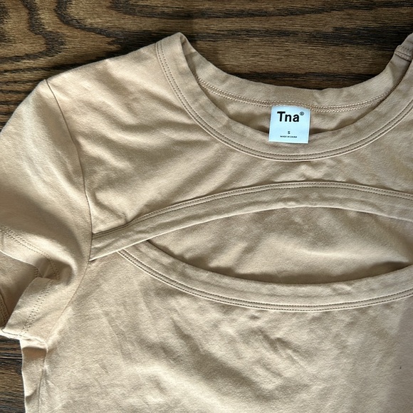TNA Beige Cropped Tee Open Front - Picture 2 of 4